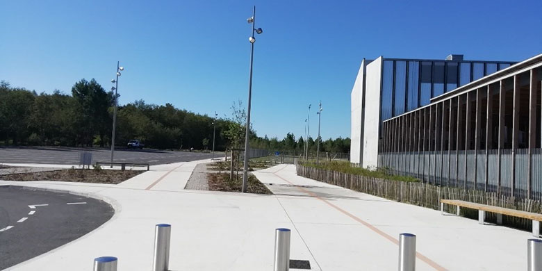 Parvis du collège de Marsas équipé d’un accès sécurisé des collégiens à pied et à vélo