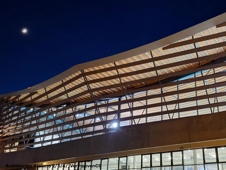 Vue de la toiture du centre aquatique dont la forme concave minimise les surfaces à chauffer et à ventiler