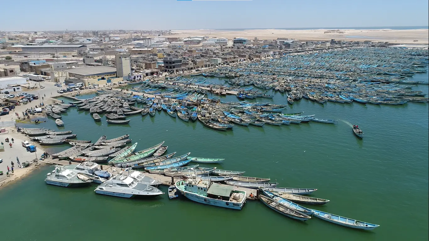 Vue des pirogues amarrées dans le port de pêche artisanale de Nouadhibou (Établissement Portuaire de la Baie du Repos)