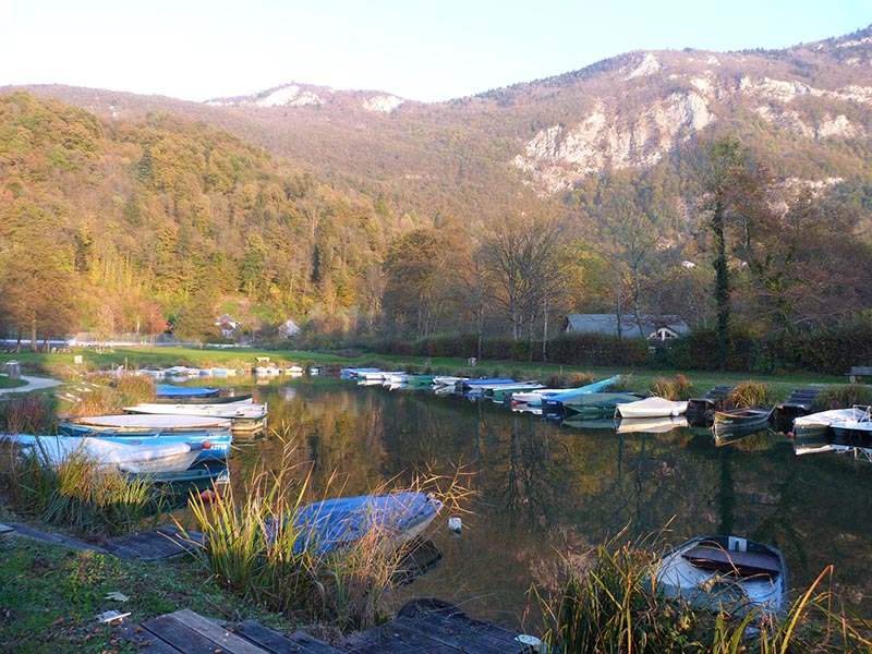 Bateaux à quai sur le lac d’Aiguebelette en Savoie
