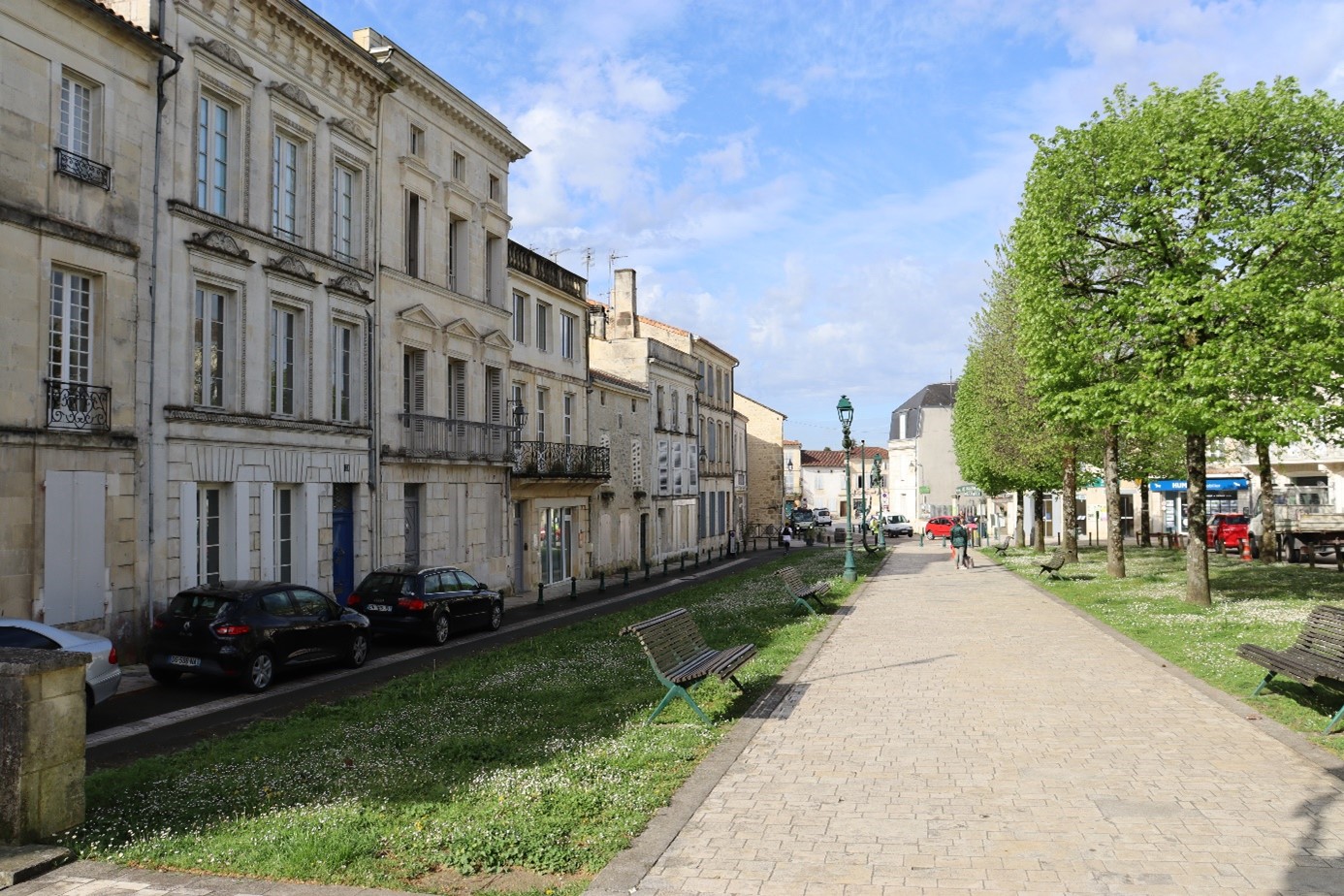 Photo de la Place du Château à Jonzac. 
