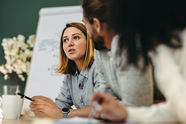 Personne en train d'animer une formation professionnelle